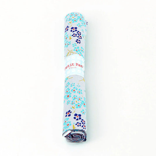 Direct from Paris, France. Petit Pan "Coupons" are an upsized fat quarter, 50x70cm. Throw some into your next project to add something extra special!

Manufacturer: Petit Pan
Print Name: Hanako in Grey
Material: 100% Cotton
Weight: Quilting
Measures: 50x70cm
