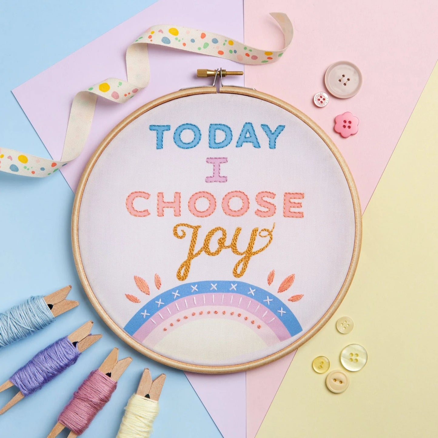 Make every day the best it can be with this positive saying embroidery kit. Learn embroidery and celebrate life, all in one handy kit!  Perfect for beginners, the pattern is pre-printed on the fabric and the kit includes everything else you need to create your own beautiful piece of hoop art.  