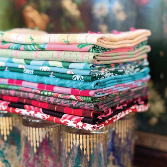 This Factory Cut HALF YARD BUNDLE contains 13 cotton and yarn dyed woven prints from Silver Lining and Cozy Christmas by Anna Maria Parry for Anna Maria Textiles.

Manufacturer: Anna Maria Textiles for Northcott Fabrics
Designer: Anna Maria Parry
Collection: Silver Lining and Cozy Christmas
Material: 100% Cotton Woven