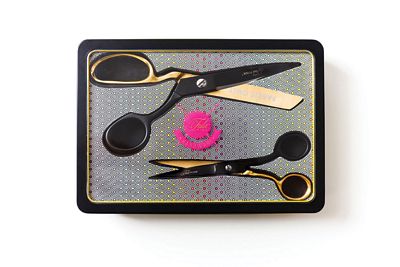 Sharp and precise set of 8 in full size fabric shears and 6 in straight scissors. This limited edition collection is designed to coordinate with Tula Pink’s Linework fabric collection with a special -Fabric only- engraving on the blade.